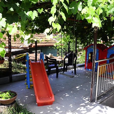 Family Apartment With Garden Сараево Екстериор снимка