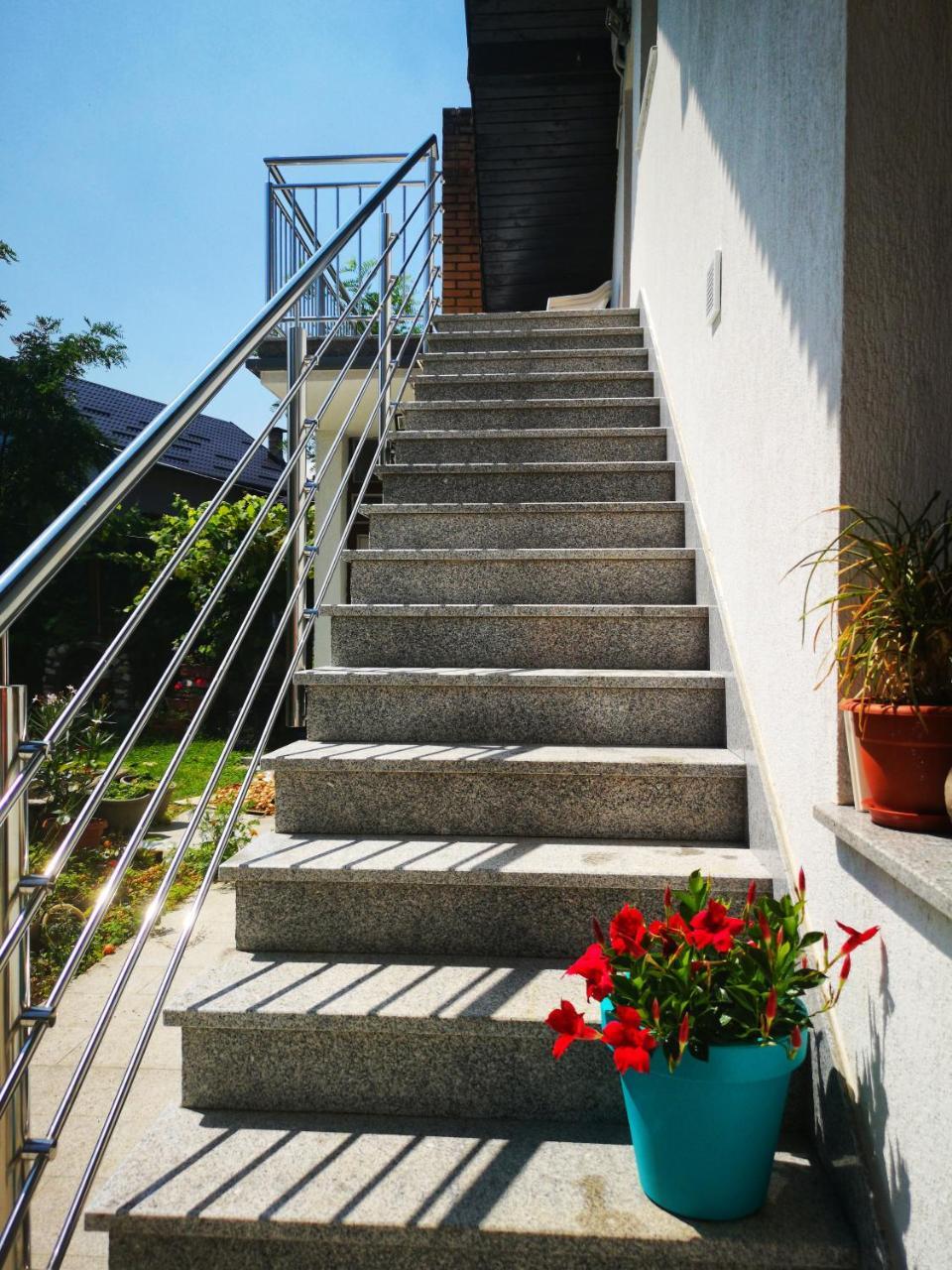 Family Apartment With Garden Сараево Екстериор снимка